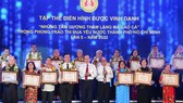 Bí thư Thành ủy TPHCM Nguyễn Văn Nên tuyên dương các tập thể “tấm gương thầm lặng mà cao cả”. Ảnh: VIỆT DŨNG