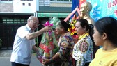 Đồng chí Phan Nguyễn Như Khuê, Trưởng Ban Tuyên giáo Thành ủy TPHCM, tặng quà các hộ dân có hoàn cảnh khó khăn của khu phố 5 phường Tân Sơn Nhì. Ảnh: ÁI CHÂN