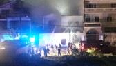 Hiện trường vụ cháy khi căn nhà số 9, phường Bình Hưng Hòa B (quận Bình Tân) chưa bị đổ sập. Ảnh: Người dân cung cấp.