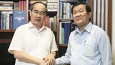 Bí thư Thành ủy TPHCM Nguyễn Thiện Nhân thăm hỏi, chúc tết nguyên Chủ tịch nước Trương Tấn Sang. Ảnh: KIỀU PHONG