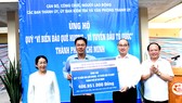 Đồng chí Nguyễn Thiện Nhân trao bảng tượng trưng 406 triệu đồng ủng hộ Quỹ “Vì biển đảo quê hương - Vì tuyến đầu Tổ quốc”. Ảnh: KIỀU PHONG