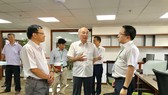 Đồng chí Phan Nguyễn Như Khuê, Trưởng Ban Tuyên giáo Thành ủy TPHCM tìm hiểu hoạt động của Trung tâm Báo chí TPHCM. Ảnh: KIỀU PHONG 