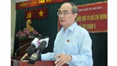 Bí thư Thành ủy TPHCM Nguyễn Thiện Nhân tại buổi tiếp xúc cử tri quận 5. Ảnh: CAO THĂNG