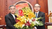 Đồng chí Nguyễn Thiện Nhân tặng hoa chúc mừng Đức Tổng Giám mục Nguyễn Năng. Ảnh: VIỆT DŨNG