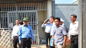 Đồng chí Nguyễn Thiện Nhân tìm hiểu việc xây dựng tại xã Vĩnh Lộc A, huyện Bình Chánh. Ảnh: VIỆT DŨNG