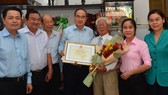 Bí thư Thành ủy TPHCM Nguyễn Thiện Nhân thăm, chúc thọ người cao tuổi tiêu biểu 90 tuổi
