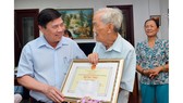 Đồng chí Nguyễn Thành Phong, Chủ tịch UBND TPHCM chúc thọ cụ Lê Duyên. Ảnh: VIỆT DŨNG