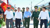 Bí thư Thành ủy TPHCM Nguyễn Văn Nên thăm xã đảo Thạnh An. Ảnh: VIỆT DŨNG