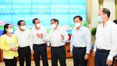 Thủ tướng Phạm Minh Chính trao đổi cùng các đồng chí lãnh đạo TPHCM. Ảnh: VIỆT DŨNG