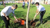 Nguyên Bí thư Thành ủy TPHCM Nguyễn Thiện Nhân (trái) và Bí thư Quận ủy quận Bình Tân Lê Văn Thinh tham gia trồng cây