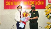 Bí thư Thành ủy TPHCM Nguyễn Văn Nên tặng hoa chúc mừng Trung tướng Nguyễn Văn Nam. Ảnh: HỮU TÂN