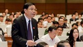 Bộ trưởng Bộ NNPT-NT Nguyễn Xuân Cường báo cáo tại hội trường sáng 1-11