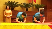 Tuyển thủ U23 Việt Nam cùng ký lên lá cờ 54m² Chủ tịch Quốc hội mang về từ Lũng Cú  ​
