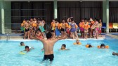   Dự thảo Luật đã bổ sung quy định trách nhiệm của nhà trường trong việc khuyến khích, tạo điều kiện thuận lợi để phát triển môn bơi. Trong ảnh: Dạy bơi tại trường Tiểu học Nguyễn Bỉnh Khiêm, quận 1, TPHCM. Ảnh: TL