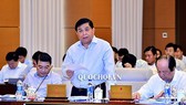 Bộ trưởng Bộ Kế hoạch và Đầu tư Nguyễn Chí  Dũng trình bày Báo cáo trước UBTVQH