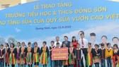 Chủ tịch Quốc hội Nguyễn Thị Kim Ngân chụp ảnh lưu niệm cùng thầy trò Trường Tiểu học và Trung học cơ sở Đồng Sơn