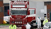 Cảnh sát và nhân viên pháp y tại hiện trường xe container chở 39 thi thể được phát hiện ở Essex, Anh, ngày 23-10-2019. Ảnh: REUTERS