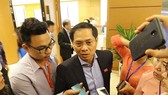 Thứ trưởng Bộ Ngoại giao Bùi Thanh Sơn trả lời phỏng vấn bên lề kỳ họp Quốc hội sáng 8-11