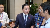Bộ trưởng Bộ Tài nguyên và Môi trường Trần Hồng Hà  trao đổi với báo chí sáng 24-10. Ảnh: QUANG PHÚC