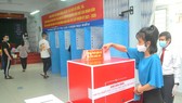 Cử tri bỏ phiếu tại điểm bầu cử số 65, Trường THCS Đoàn Thị Điểm, quận 3, TPHCM. Ảnh: CAO THĂNG