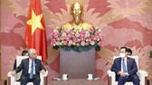 Chủ tịch Quốc hội Vương Đình Huệ tiếp ông Kamal Malhotra