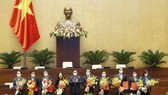 Chủ tịch Quốc hội Vương Đình Huệ trao quyết định cho các Nhóm Nghị sĩ hữu nghị Việt Nam với các nước