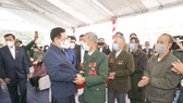 Chủ tịch Quốc hội Vương Đình Huệ thăm hỏi các cựu chiến binh xã Trung Lương 