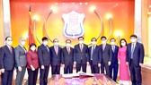 Chủ tịch Quốc hội Vương Đình Huệ và các đại biểu tại Phòng truyền thông của nhà trường. Ảnh: Báo ĐBND