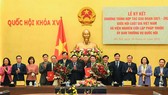 Chủ tịch Quốc hội Vương Đình Huệ tặng hoa Chủ tịch Hội Luật gia Việt Nam Nguyễn Văn Quyền và Viện trưởng Viện Nghiên cứu lập pháp Nguyễn Văn Hiển