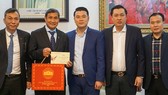 Huấn luyện viên Mai Đức Chung đại diện tiếp nhận quà của chủ tịch Quốc hội