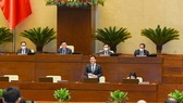 Bộ trưởng Bộ Công thương Nguyễn Hồng Diên đăng đàn trả lời chất vấn sáng nay, 16-3. Ảnh: QUANG PHÚC 