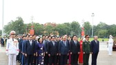 Các đồng chí lãnh đạo Đảng và Nhà nước, Mặt trận Tổ quốc Việt Nam cùng các vị đại biểu Quốc hội đã tới đặt vòng hoa và vào Lăng viếng Chủ tịch Hồ Chí Minh. Ảnh: QUANG PHÚC