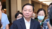 Bộ trưởng Bộ Tài nguyên và Môi trường Trần Hồng Hà trả lời phóng viên bên hành lang kỳ họp Quốc hội, sáng 30-5