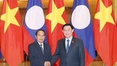 Chủ tịch Quốc hội Vương Đình Huệ nồng nhiệt đón tiếp Thường trực Ban Bí thư Trung ương Đảng Nhân dân cách mạng Lào, Phó Chủ tịch nước Cộng hoà Dân chủ Nhân dân Lào Bounthong Chitmany. Ảnh: QUANG PHÚC