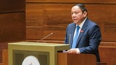 Bộ trưởng Bộ VH-TT-DL Nguyễn Văn Hùng trả lời chất vấn. Ảnh: VIẾT CHUNG