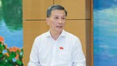 Chủ nhiệm Ủy ban KH-CN-MT Lê Quang Huy báo cáo tại phiên họp