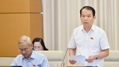 Chủ nhiệm Ủy ban Pháp luật Hoàng Thanh Tùng  báo cáo tại phiên họp