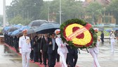 Các đồng chí lãnh đạo Đảng, Nhà nước cùng các đại biểu Quốc hội đặt vòng hoa và vào Lăng viếng Chủ tịch Hồ Chí Minh. Vòng hoa của đoàn mang dòng chữ "Đời đời nhớ ơn Chủ tịch Hồ Chí Minh vĩ đại". Ảnh: QUANG PHÚC 