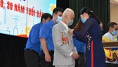 Bí thư Quận ủy Tân Phú Lê Thị Kim Hồng trao Huy hiệu Đảng cho các đảng viên