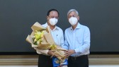 Phó Chủ tịch UBND TPHCM Võ Văn Hoan trao quyết định cho ông Nguyễn Ngọc Cường