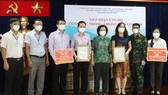 Chủ tịch Ủy ban MTTQ Việt Nam TPHCM Tô Thị Bích Châu trao thư cảm ơn cho các đơn vị ủng hộ quỹ phòng chống dịch Covid-19