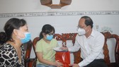 Phó Bí thư Thành ủy TPHCM Nguyễn Hồ Hải thăm hỏi trẻ em mồ côi có cha, mẹ mất vì Covid-19. Ảnh: CAO THĂNG 