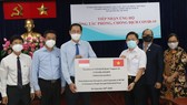 Phó Chủ tịch Thường trực Ủy ban MTTQ Việt Nam TPHCM Nguyễn Thành Trung tiếp nhận ủng hộ.