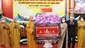 Chủ tịch HĐND TPHCM Nguyễn Thị Lệ cùng lãnh đạo TPHCM tặng bức khánh chúc mừng kỷ niệm 40 năm thành lập Giáo hội Phật giáo Việt Nam Việt Nam