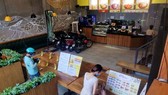 Một quán ăn kê bàn để giữ khoảng cách 2 mét