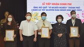 Chủ tịch Ủy ban MTTQ Việt Nam TPHCM Tô Thị Bích Châu và Phó Chủ tịch UBND TPHCM Dương Anh Đức trao thư cảm ơn cho các tổ chức, cá nhân