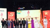 đồng chí Đặng Thị Ngọc Thịnh, Phó Chủ tịch nước CHXHCN Việt Nam trao Huân Chương Lao động hạng nhì cho HDBank 