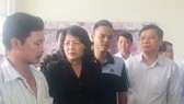 Phó Chủ tịch nước Đặng Thị Ngọc Thịnh thăm hỏi động viên gia đình các nạn nhân vụ cháy chung cư Carina Plaza. Ảnh: CHÍ THẠCH