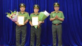 Thứ trưởng Bộ Công an Nguyễn Văn Thành trao các Quyết định của Bộ trưởng Bộ Công an cho Đại tá Nguyễn Văn Long và Đại tá Nguyễn Hữu Hưng