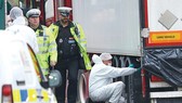 Cảnh sát Anh và chuyên gia pháp y tại hiện trường vụ 39 thi thể trong container.
